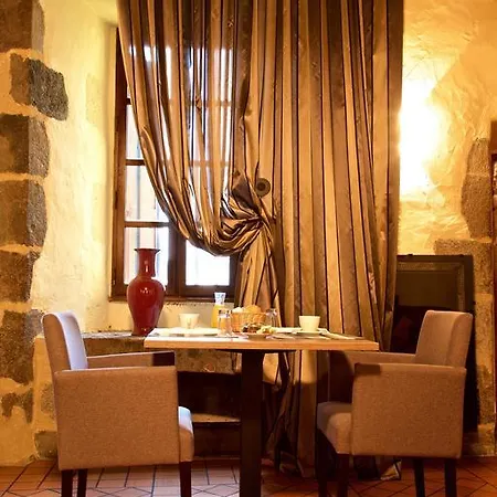 Hotel Chateau De Salles Vezac (Cantal)