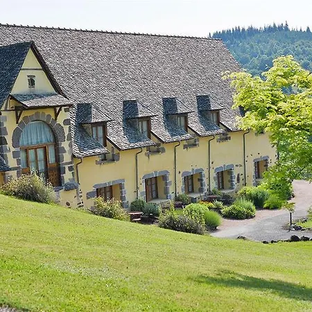 Hotel Chateau De Salles Vezac (Cantal)